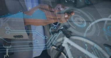 Akıllı telefon kullanarak iş adamının üzerindeki mikroskop taraması ve bilgisayar devre kartının animasyonu. küresel bağlantılar, iş ve veri işleme kavramı dijital olarak oluşturulmuş video.