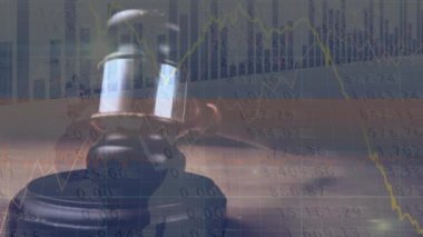 Müzayedecinin çekiciyle ilgili istatistik ve finansal veri işleme animasyonu. küresel iş, veri işleme, finans, kriz ve durgunluk kavramı dijital olarak oluşturulmuş video.