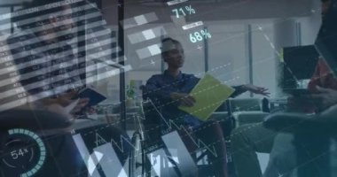Tekerlekli sandalyedeki iş kadını ve iş arkadaşlarının istatistikleri. küresel iş ve veri işleme kavramı dijital olarak oluşturulmuş video.