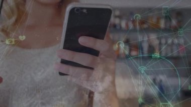 Akıllı telefon kullanan beyaz iş kadınının medya simgelerinin canlandırılması. küresel iş, finans, bağlantılar ve dijital arayüz konsepti dijital olarak oluşturulmuş video.