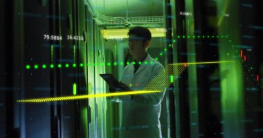 Bilgisayar sunucusu tabletli Asyalı erkek mühendis istatistiklerinin animasyonu. veri işleme, bulut hesaplama konsepti ve teknoloji konsepti dijital olarak oluşturulmuş video.