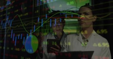 Veri işleme animasyonu, çeşitli erkek ve kadın bilgisayar sunucuları tarafından tabletle mühendislik yapıyor. veri işleme, bulut hesaplama konsepti ve teknoloji konsepti dijital olarak oluşturulmuş video.