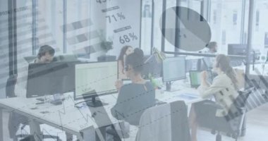 Ofisteki bilgisayar ve kulaklıklar kullanılarak çeşitli meslektaşların çizelge ve veri işleme çalışmalarının animasyonu. küresel ağ ve dijital iletişim teknolojisi konsepti dijital olarak oluşturulmuş video.