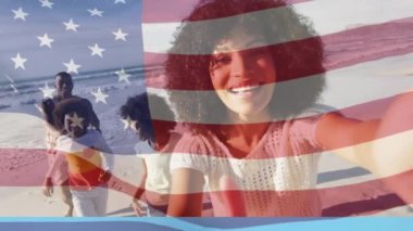 Mutlu Afro-Amerikan ebeveynler ve oğlu ve kızı sahilde selfie çekiyorlar. Amerikan tarihi, vatanseverlik ve bağımsızlık kavramı dijital olarak oluşturulmuş video.