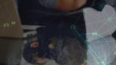 Akıllı telefon kullanan beyaz iş adamının medya simgelerinin canlandırılması. küresel iş, finans, bağlantılar ve dijital arayüz konsepti dijital olarak oluşturulmuş video.