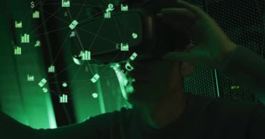 Bilgisayar sunucusu tarafından VR kulaklığı takılmış Asyalı erkek mühendisler üzerindeki bağlantı ağının animasyonu. veri işleme, bulut hesaplama konsepti ve teknoloji konsepti dijital olarak oluşturulmuş video.