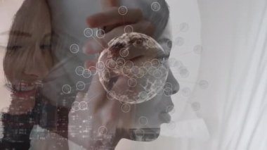Kafkasyalı iş kadını yerine akıllı telefon kullanan dünya ve melez kadın animasyonu. küresel iş, finans, bağlantılar ve dijital arayüz konsepti dijital olarak oluşturulmuş video.