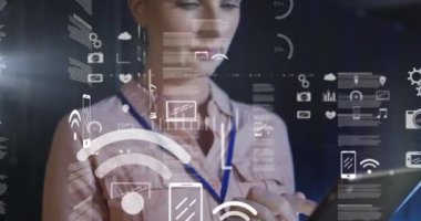 Bilgisayar sunucusuyla tabletle beyaz kadın mühendis üzerinde veri işleme animasyonu. veri işleme, bulut hesaplama konsepti ve teknoloji konsepti dijital olarak oluşturulmuş video.