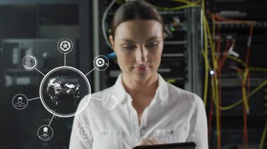 Bilgisayar sunucusuyla dizüstü bilgisayarı olan beyaz kadın mühendis üzerindeki bağlantıların animasyonu. dijital arayüz, bulut hesaplama konsepti ve teknoloji konsepti dijital olarak oluşturulmuş video.