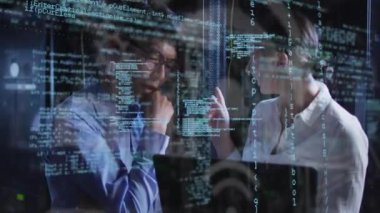 Çeşitli erkek ve kadınların animasyonları tablet bilgisayar sunucularıyla mühendislik yapıyor. dijital arayüz, bulut hesaplama konsepti ve teknoloji konsepti dijital olarak oluşturulmuş video.