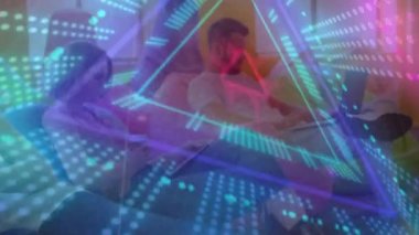 Yaratıcı ofisteki teknolojiyi kullanan çeşitli iş adamları üzerinde dijital tünel animasyonu. küresel iş, finans, bağlantılar ve dijital arayüz konsepti dijital olarak oluşturulmuş video.