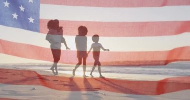 Mutlu Afro-Amerikan ebeveynler ve deniz kıyısında yürüyen oğulları ve kızları. Amerikan tarihi, vatanseverlik ve bağımsızlık kavramı dijital olarak oluşturulmuş video.