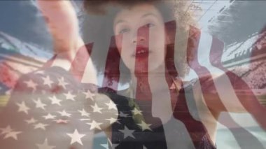 Amerika Birleşik Devletleri bayrağının Afro-Amerikan kadını ve spor stadyumu yerine canlandırılması. Amerikan tarihi, vatanseverlik ve bağımsızlık kavramı dijital olarak oluşturulmuş video.