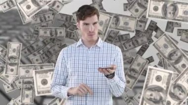 Kafkasyalı işadamının üzerinde akıllı telefon kullanarak yüzen Amerikan dolarlarının animasyonu. küresel iş ve finans kavramı dijital olarak oluşturulan video.