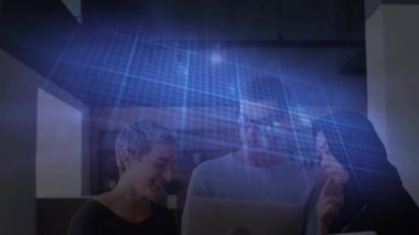 Ofisteki dizüstü bilgisayarları kullanarak farklı iş adamlarının izoelektrik hattının animasyonu. küresel iş, finans, bağlantılar ve dijital arayüz konsepti dijital olarak oluşturulmuş video.