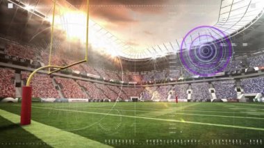 Amerikan futbol sahası üzerinde gün batımında stadyumun üzerinde tarayıcı ve veri işleme animasyonu. spor, rekabet, küresel iletişim ve veri teknolojisi konsepti dijital olarak oluşturulmuş video.