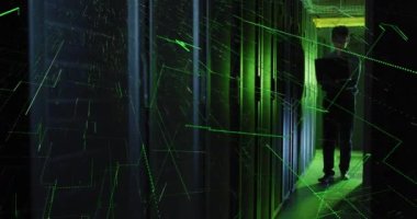 Bilgisayar sunucusuyla dizüstü bilgisayarla Asyalı bir erkek üzerinde veri işleme animasyonu. veri işleme, bulut hesaplama konsepti ve teknoloji konsepti dijital olarak oluşturulmuş video.