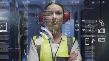 Kafkas kadın üzerinde veri işleme animasyonu bilgisayar sunucusuyla kulaklıklı mühendislik. veri işleme, bulut hesaplama konsepti ve teknoloji konsepti dijital olarak oluşturulmuş video.
