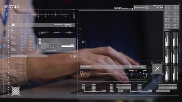 Animación Datos Través Mujer Ingeniero Utilizando Ordenador Portátil Por Servidor — Vídeo de stock