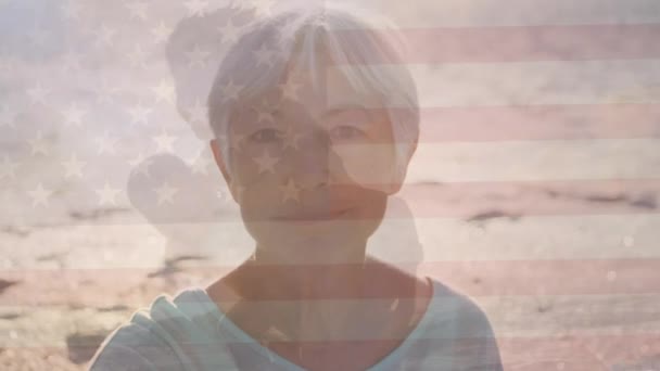 Animação Bandeira Dos Estados Unidos América Sobre Mulher Caucasiana Sênior — Vídeo de Stock