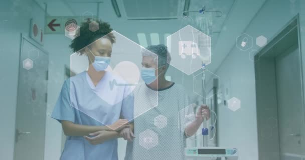 在医院行走的女护士和戴口罩的病人中 出现了白色医学图标的动画 合作期间的医疗技术和保健服务19流行病概念数字制作的录像 — 图库视频影像