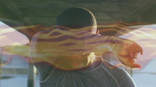 アフリカ系アメリカ人のスポーツマンの上に黄色の歩道のアニメーション 世界中のスポーツ 健康的なライフスタイル デジタルインターフェースの概念がデジタルで生成された — ストック動画