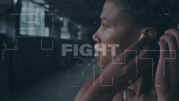 Animation Des Kampftextes Über Eine Afrikanisch Amerikanische Sportlerin Mit Kopfhörern — Stockvideo
