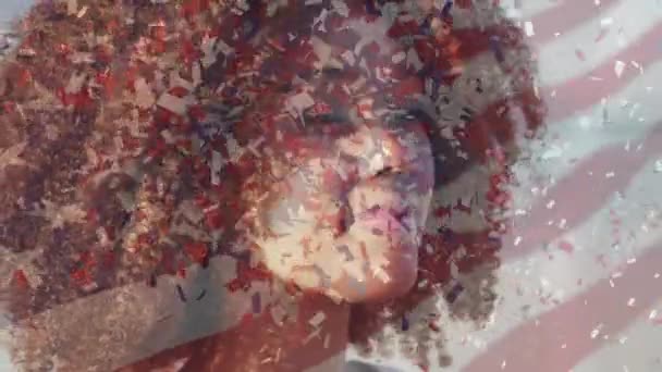 해변의 아프리카 미국인 여성에 Confetti 애니메이션 애국심 디지털 비디오 — 비디오