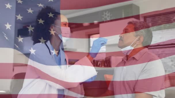 Анимация Флага Америки Женщиной Врачом Маске Лица Тестирующей Пациента Мужского — стоковое видео