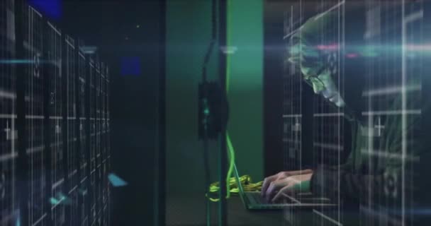 Анимация Обработки Данных Над Мужчиной Хакером Капюшоне Ноутбуком Компьютерных Серверах — стоковое видео