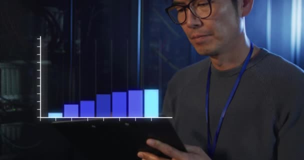Animazione Statistiche Maschio Asiatico Ingegnere Con Appunti Dal Server Del — Video Stock