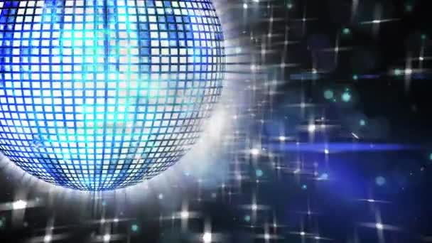黒を背景に点滅するライトで回転する青と白のミラーボールのアニメーション ダンス お祝い パーティー エンターテイメント イベントのコンセプトをデジタルで生成したビデオ — ストック動画