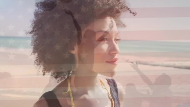 在海滩上向快乐的非洲裔美国女人展示美国国旗的动画 美国历史 爱国主义和独立的数字视频概念 — 图库视频影像