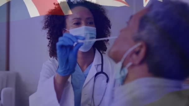 Animación Bandera Australia Con Médico Femenino Mascarilla Facial Dando Prueba — Vídeos de Stock