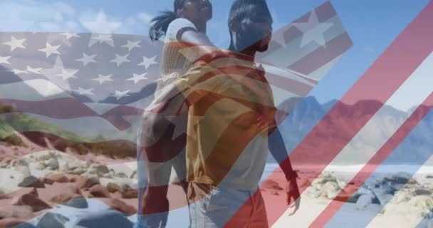 Animación Bandera Americana Sobre Sonriente Pareja Diversa Llevando Las Montañas — Vídeo de stock