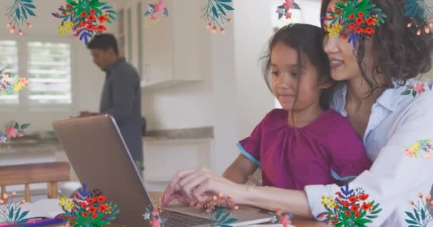 Evde Dizüstü Bilgisayar Kullanarak Gülümseyen Anne Kızın Üzerindeki Renkli Çiçeklerin — Stok video