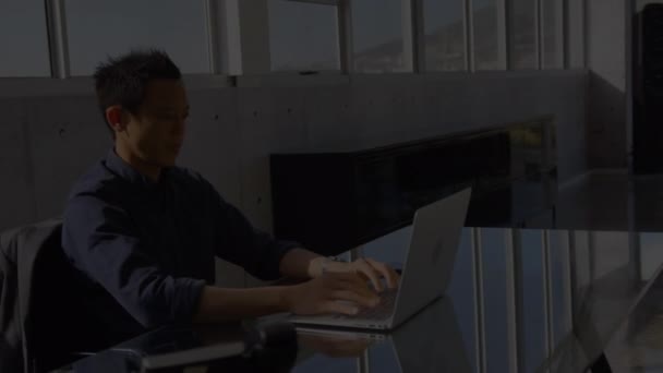Animering Asiatisk Affärsman Som Använder Laptop Kontoret Global Verksamhet Ekonomi — Stockvideo