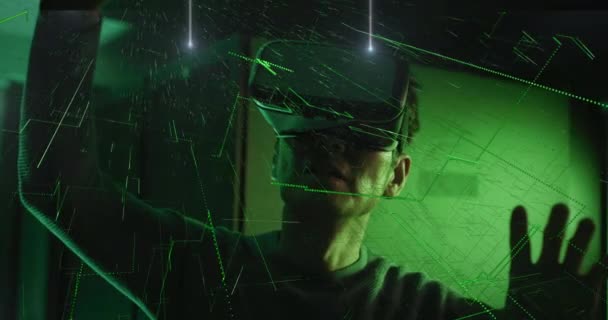 Animation Von Daten Über Männliche Ingenieure Mit Headset Durch Computerserver — Stockvideo