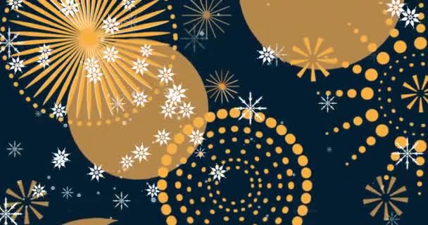 黒を背景にオレンジと金の新年の花火の上のクリスマスの雪片のアニメーション クリスマス お祝い パーティー 季節のイベントのコンセプトデジタルで生成されたビデオ — ストック動画