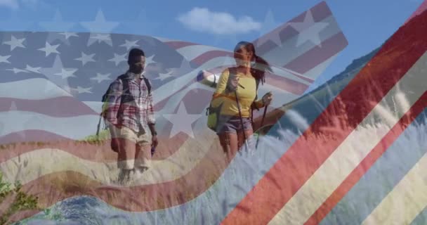 Animation Drapeau Américain Sur Couple Souriant Randonnée Dans Les Montagnes — Video