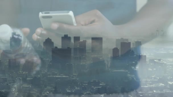 スマートフォンを使ったアフリカ系アメリカ人ビジネスマンの街並のアニメーション グローバルビジネス デジタルインターフェースの概念デジタルで生成されたビデオ — ストック動画