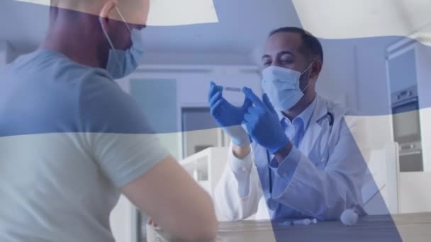 Animacja Flagi Finlandii Męskim Lekarzem Masce Twarzy Pokazująca Pacjentowi Szczepionkę — Wideo stockowe