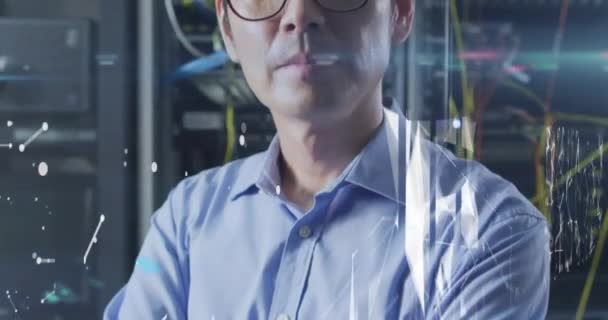 Animation Données Sur Portrait Mâle Asiatique Ingénieur Par Serveur Informatique — Video
