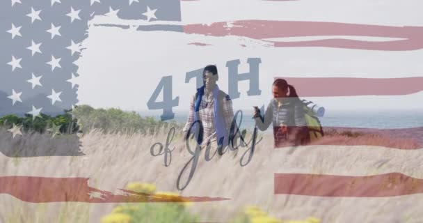 Animation Självständighetsdagen Text Över Leende Olika Par Vandring Patriotism Och — Stockvideo