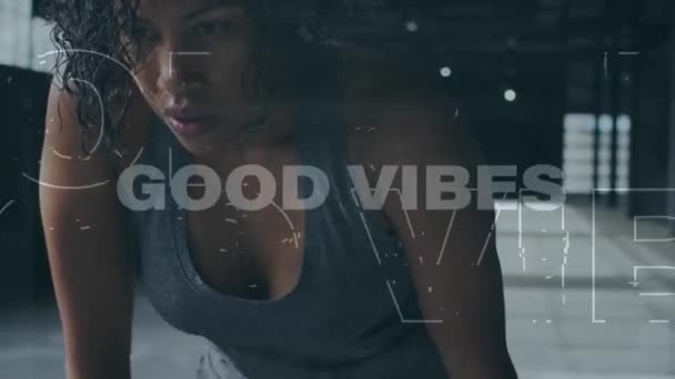 Animation Der Guten Stimmung Text Über Afrikanisch Amerikanische Sportlerin Fitnessstudio — Stockvideo