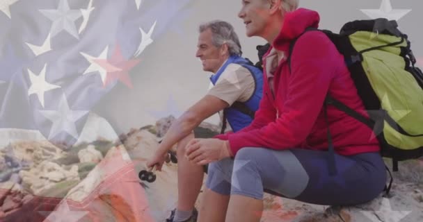 Animación Bandera Los Estados Unidos América Sobre Pareja Ancianos Tomando — Vídeo de stock