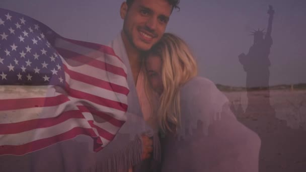 幸せな夫婦の上にアメリカの国旗と自由の像のアニメーション アメリカの歴史愛国心と独立の概念をデジタルで生成したビデオ — ストック動画