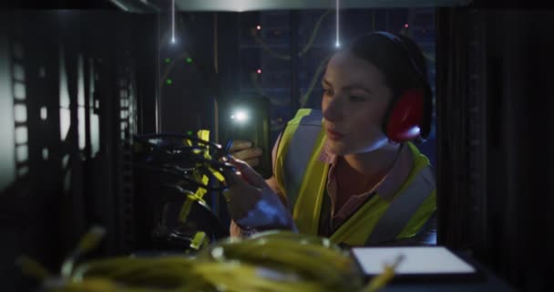 Bilgisayar Sunucusuyla Akıllı Telefonu Olan Beyaz Kadın Mühendis Üzerindeki Bağlantıların — Stok video