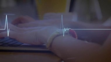 Ofiste dizüstü bilgisayar kullanan Kafkas iş kadını üzerinden izoelektrik hattın animasyonu. küresel iş, finans, bağlantılar ve dijital arayüz konsepti dijital olarak oluşturulmuş video.