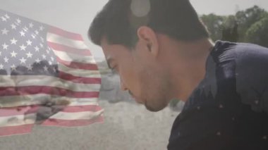 Amerika Birleşik Devletleri bayrağının sahildeki melez adam yerine canlandırılması. Amerikan tarihi, vatanseverlik ve bağımsızlık kavramı dijital olarak oluşturulmuş video.